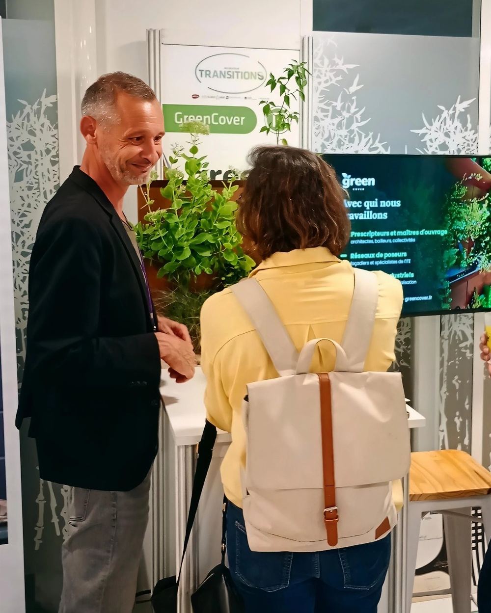 Aurélien Carré présentant GreenCover sur le stand de l'incubateur Transitions
